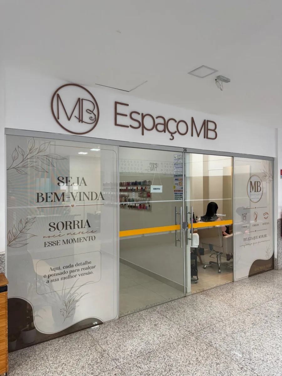 Recepção e área de manicure do Espaço MB, salão de beleza em Águas Claras